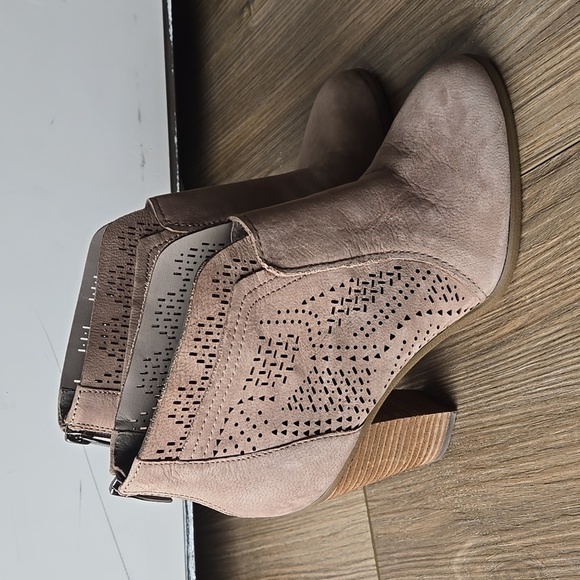 Vince Camuto Frasitta Leather Cut Out Wooden Stack Heel Booties - Picture 1 of 8